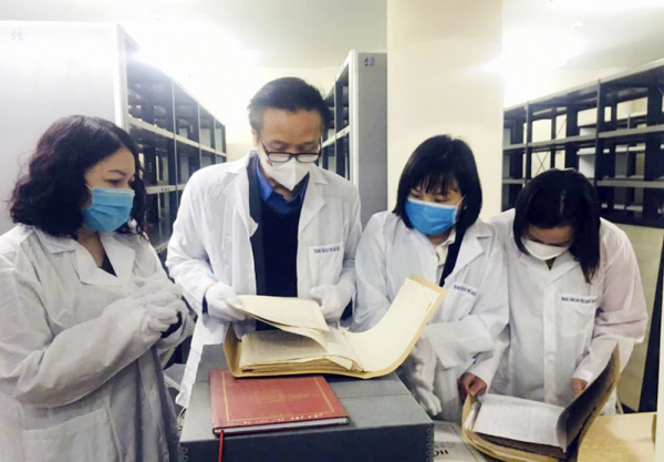 pgs.ts nhạc sĩ trọng lưu (giữa) xem bản thảo viết tay của nhạc sĩ trọng lưu tại trung tâm lưu trữ quốc gia iii.jpg -1
