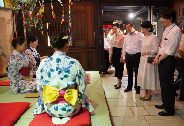Hoàng thái tử và Công nương Nhật Bản thăm phố cổ Hội An -0