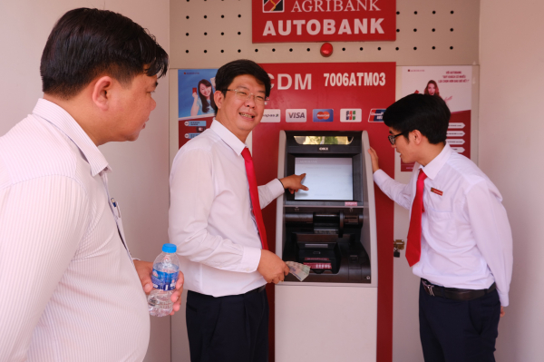 Agribank Phụng Hiệp khánh thành trụ sở mới và khai trương máy Autobank CDM -0