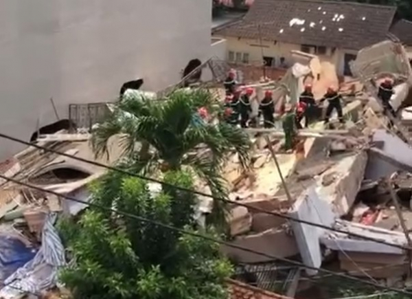 Sập nhà 4 tầng: cứu hộ đào bới đống đổ nát tìm 2 người bị vùi lấp -1