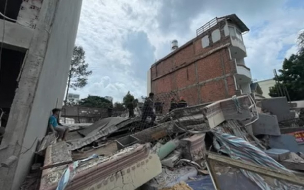 Sập nhà 4 tầng: cứu hộ đào bới đống đổ nát tìm 2 người bị vùi lấp -2
