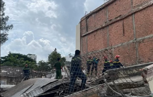 Sập nhà 4 tầng: cứu hộ đào bới đống đổ nát tìm 2 người bị vùi lấp -3