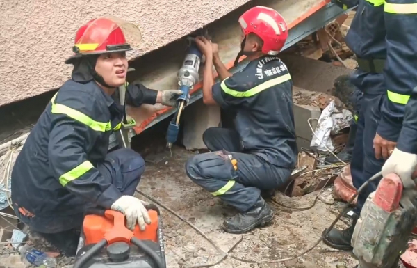 Sập nhà 4 tầng: cứu hộ đào bới đống đổ nát tìm 2 người bị vùi lấp -2