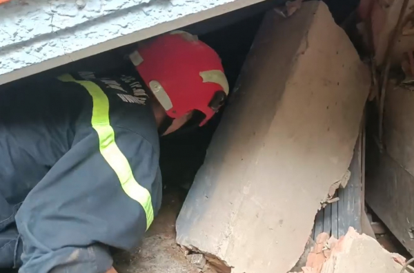 Sập nhà 4 tầng: cứu hộ đào bới đống đổ nát tìm 2 người bị vùi lấp -3