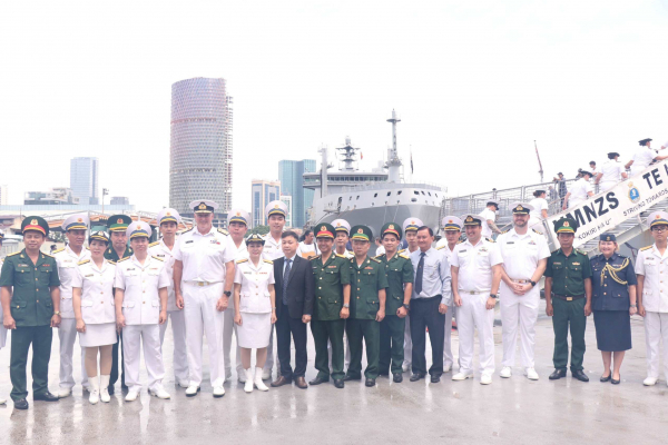 Tàu hải quân New Zealand thăm hữu nghị Việt Nam -0