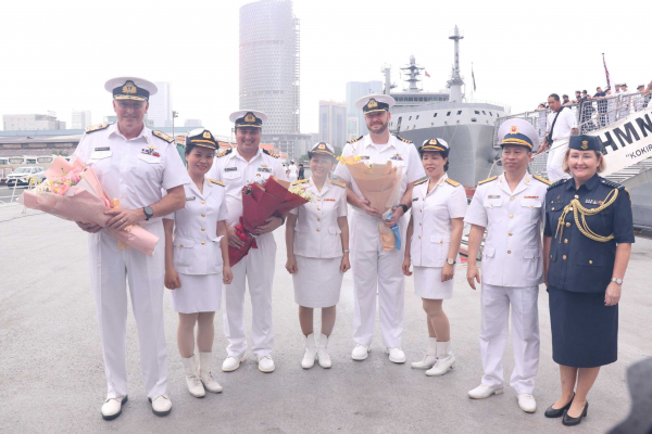 Tàu hải quân New Zealand thăm hữu nghị Việt Nam -0