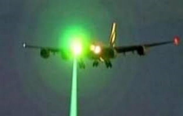 Phi công lo ngại mất an toàn bay vì đèn lazer liên tục chiếu gần khu vực Cảng Nội Bài -1