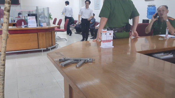  Đang truy bắt đối tượng dùng súng tự chế cướp phòng giao dịch ngân hàng ở Tiền Giang -2