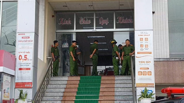  Đang truy bắt đối tượng dùng súng tự chế cướp phòng giao dịch ngân hàng ở Tiền Giang -3