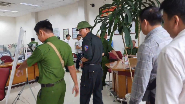 Đang truy bắt đối tượng dùng súng tự chế cướp phòng giao dịch ngân hàng ở Tiền Giang -4