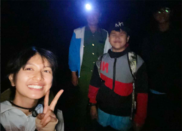 Công an xã lội rừng trong đêm, giải cứu 3 người bị lạc trên đỉnh núi -0