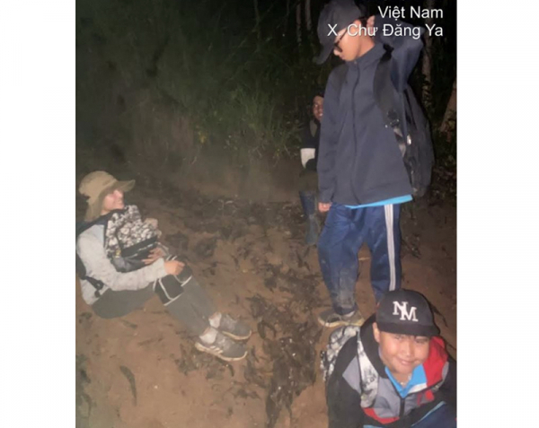 Công an xã lội rừng trong đêm, giải cứu 3 người bị lạc trên đỉnh núi -0