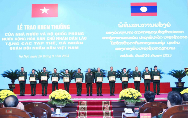 19 tập thể và 49 cá nhân của Quân đội nhân dân Việt Nam được Nhà nước và Bộ Quốc phòng khen thưởng -0