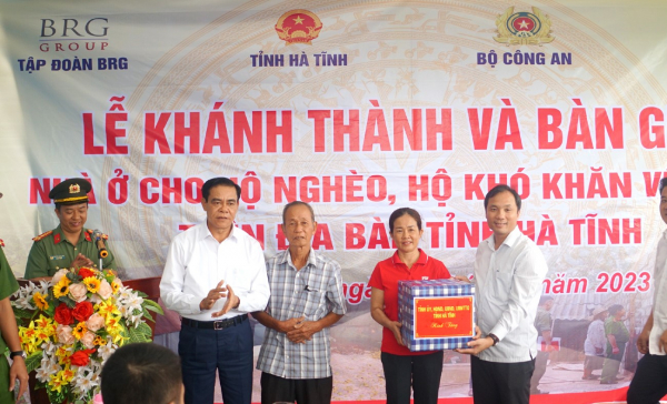 Thứ trưởng Lương Tam Quang dự lễ khánh thành nhà cho người nghèo tại Hà Tĩnh -0