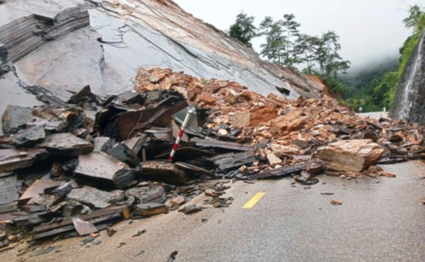 Mưa lớn gây ngập lụt, sạt lở núi nhiều nơi ở vùng núi Quảng Bình -0