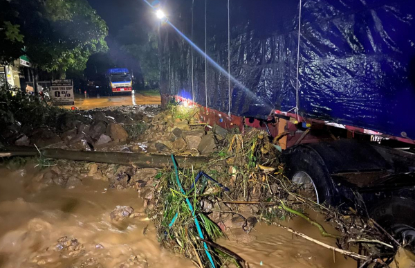 Mưa lớn gây ngập lụt, sạt lở núi nhiều nơi ở vùng núi Quảng Bình -0