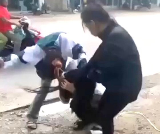 Công an vào cuộc vụ nữ sinh bị đánh túi bụi ngay trước cổng trường -0