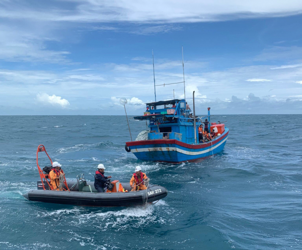 Cứu 10 ngư dân Bạc Liêu bị nạn trên biển  -0