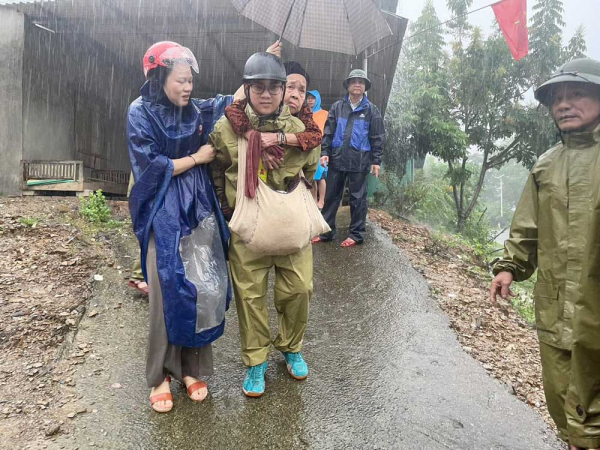 Công an Nghệ An: Khẩn trương giúp dân khắc phục hậu quả mưa lớn kéo dài -0