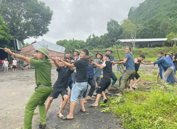 Công an Nghệ An: Khẩn trương giúp dân khắc phục hậu quả mưa lớn kéo dài -2