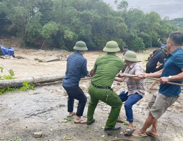 Công an Nghệ An: Khẩn trương giúp dân khắc phục hậu quả mưa lớn kéo dài -3