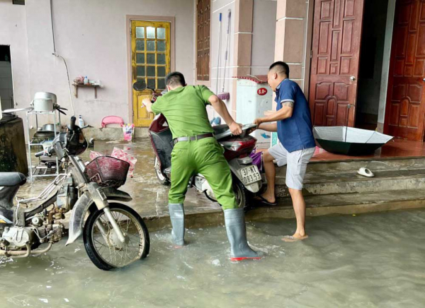 Công an Nghệ An: Khẩn trương giúp dân khắc phục hậu quả mưa lớn kéo dài -1