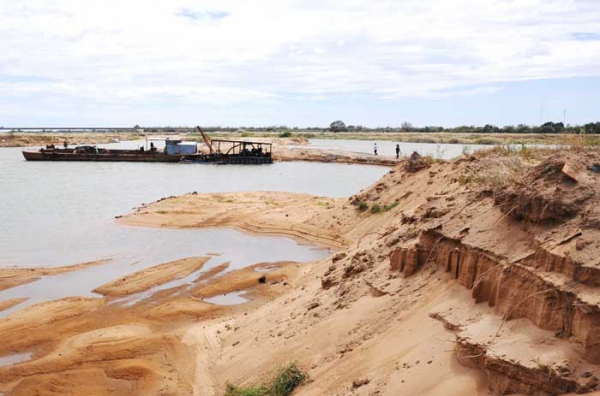 Chủ mỏ khai thác cát sông Đà Rằng bị “tuýt còi” đến 7 hành vi  -0