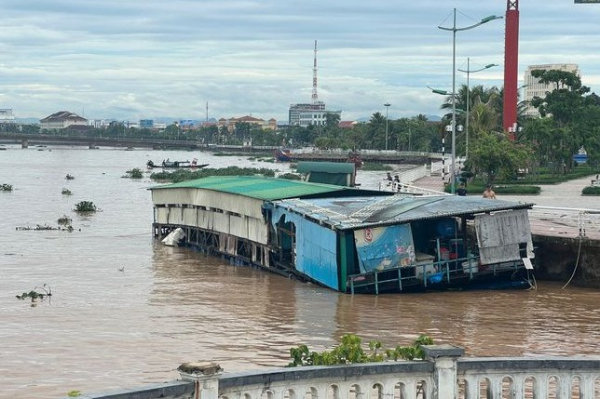 4 người cùng nhà hàng nổi bị sóng đánh trôi dạt ra biển hơn 1km -0