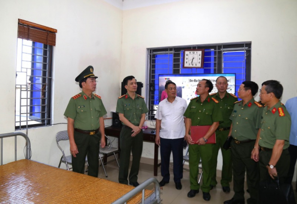 Deputy Minister Tran Quoc To works with communal police in Bac Ninh -0