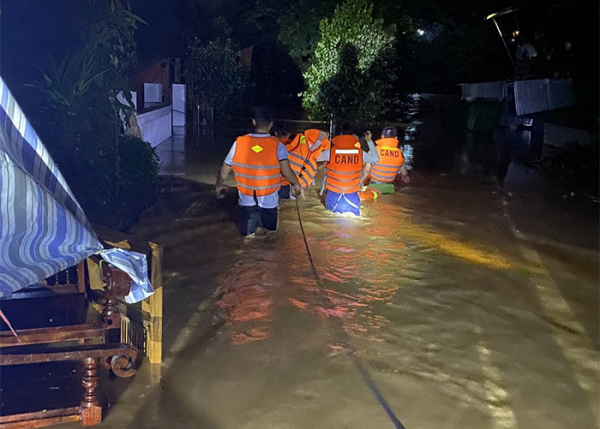 Công an tỉnh Nghệ An tập trung ứng phó và khắc phục hậu quả của lũ lụt -1