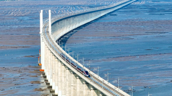 Trung Quốc khánh thành tuyến đường sắt cao tốc vượt biển đầu tiên -0