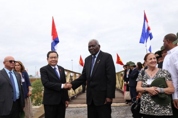 Cuba's top legislator visits historical relics on 50th anniversary of Fidel Castro's visit to Quang Tri -0