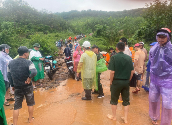 Thanh niên bị nước lũ cuốn mất tích khi đi qua cầu -0