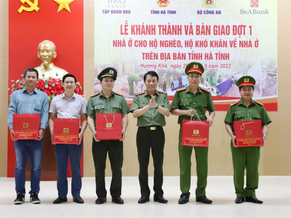 Ministry of Pulic Security handed over 600 new homes to poor households in Ha Tinh -0