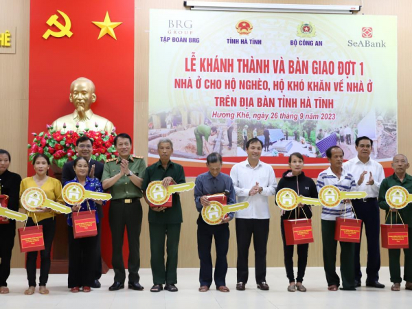 Ministry of Pulic Security handed over 600 new homes to poor households in Ha Tinh -0