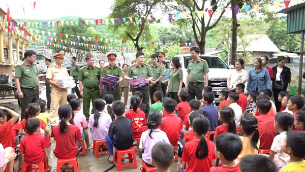 Công an Nghệ An chia sẻ khó khăn với người dân vùng lũ lụt -0