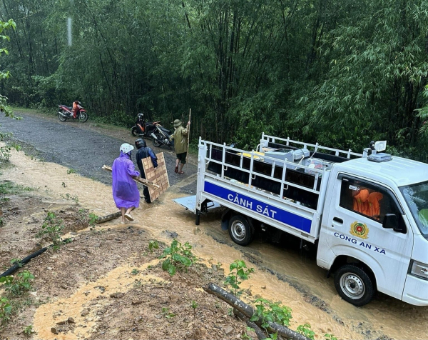 Nghệ An: Nhiều tuyến đường đứt gãy, hàng nghìn người dân bị cô lập -0