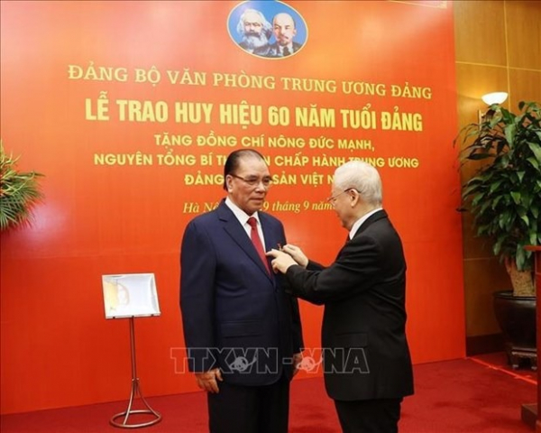 60-year Party membership badge presented to former Party chief Nong Duc Manh -0