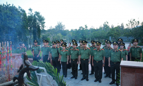 Cụm thi đua số 7 - Bộ Công an dâng hương tưởng nhớ các Anh hùng Liệt sĩ tại Côn Đảo -0