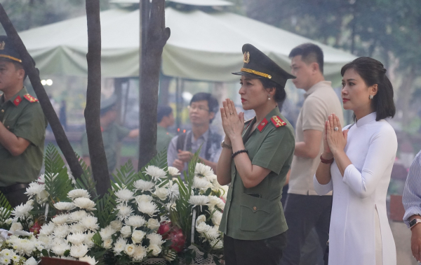 Cụm thi đua số 7 - Bộ Công an dâng hương tưởng nhớ các Anh hùng Liệt sĩ tại Côn Đảo -1