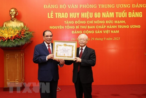 Trao Huy hiệu 60 năm tuổi Đảng tặng nguyên Tổng Bí thư Nông Đức Mạnh -0