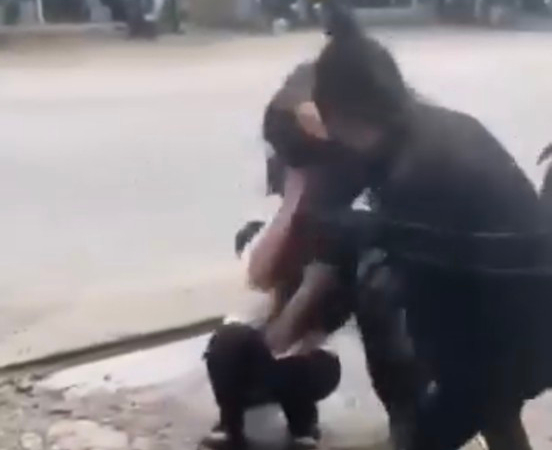  Làm rõ vụ nữ sinh bị đánh túi bụi trước cổng trường -0