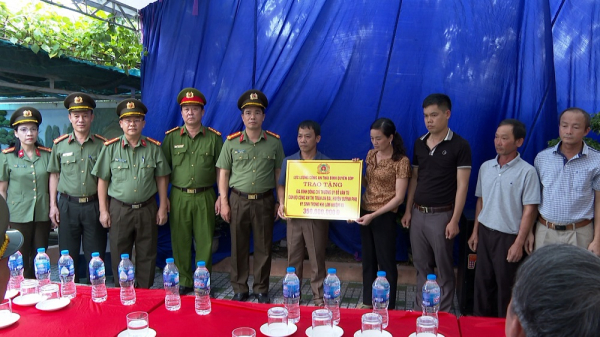 Công an tỉnh Thái Bình trao quà hỗ trợ gia đình cán bộ hy sinh khi đang làm nhiệm vụ -0