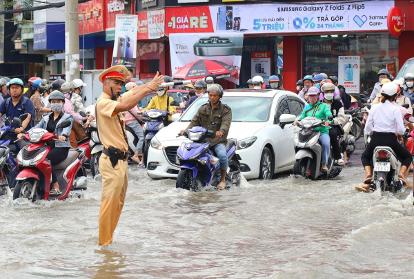 Công an TP Cần Thơ điều tiết giao thông, hỗ trợ người dân ứng phó với triều cường -0