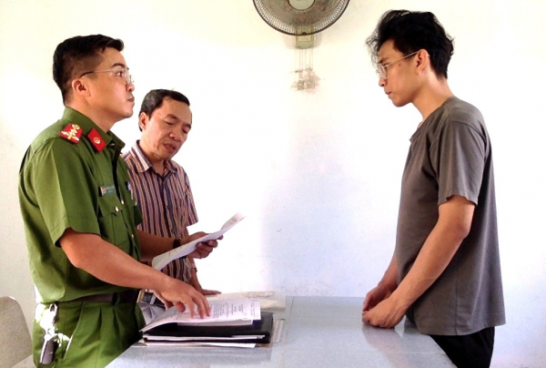 Bắt giam thanh niên Thái Lan nhập lậu 20 điện thoại Iphone 15 Promax -0