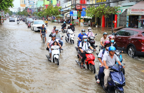 Công an TP Cần Thơ điều tiết giao thông, hỗ trợ người dân ứng phó với triều cường -0