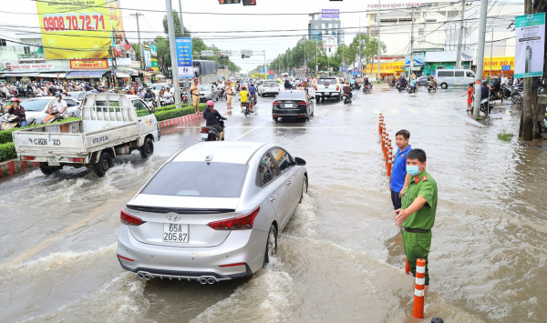 Công an TP Cần Thơ điều tiết giao thông, hỗ trợ người dân ứng phó với triều cường -0