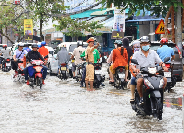 Công an TP Cần Thơ điều tiết giao thông, hỗ trợ người dân ứng phó với triều cường -0