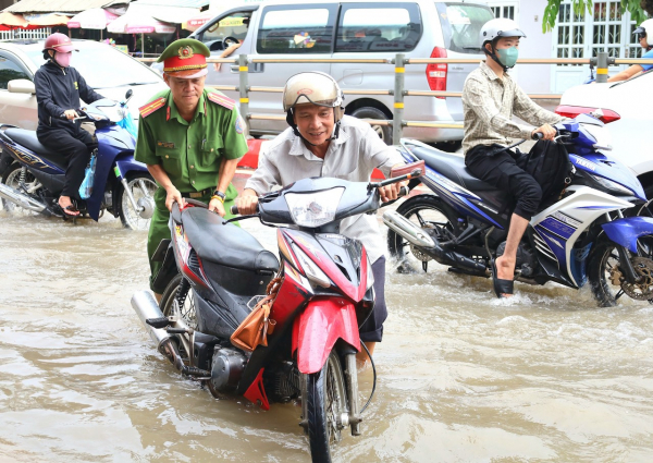 Công an TP Cần Thơ điều tiết giao thông, hỗ trợ người dân ứng phó với triều cường -0