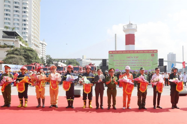 Sea, land, air forces join Quang Ninh’s largest-ever ministry-level firefighting and rescue drill -0